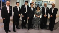 メンバーの皆さんと一緒に撮影